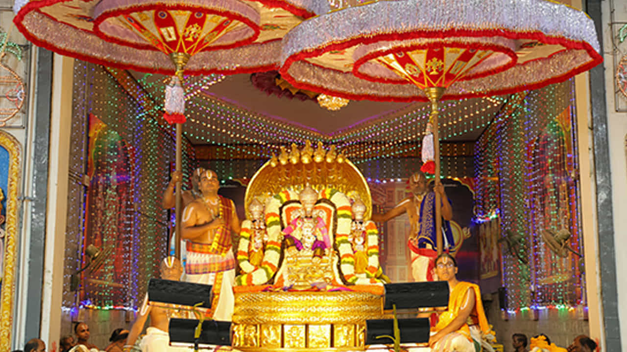 పెద్ద‌శేష వాహనంపై మలయప్ప స్వామి. శ్రీవారి సాలకట్ల బ్రహ్మోత్సవాల్లో తొలి వాహన సేవ అందుకున్న మలయప్ప స్వామి పరమపద వైకుంఠనాథుడు అలంకారంలో దర్శనమిచ్చారు. శ్రీదేవి భూదేవి సమేత శ్రీ మలయప్ప కటాక్షించారు. శ్రీదేవి భూదేవి సమేత శ్రీ మలయప్పస్వామి  ఏడుతలల స్వర్ణశేషవాహనంపై(పెద్ద శేషవాహనం) పరమపద వైకుంఠనాధుడు అలంకారంలో తిరుమాడ వీధులలో భక్తులను కటాక్షించారు.
ఆదిశేషుడు తన పడగ నీడలో స్వామివారిని సేవిస్తూ పాన్పుగా దాస్యభక్తిని చాటుతున్నాడు. ఆదిశేషుడు శ్రీహరికి మిక్కిలి సన్నిహితుడు. రామావతారంలో లక్ష్మణుడుగా, ద్వాపరంలో బలరాముడుగా శ్రీమన్నారాయణుడికి మిక్కిలి సన్నిహితంగా ఉన్నవాడు శేషుడు. ఈయన శ్రీభూదేవి సహితుడైన శ్రీవేంకటేశ్వరుని వహిస్తూ తొలిరోజు భక్తులకు దర్శనమిచ్చారు. 
