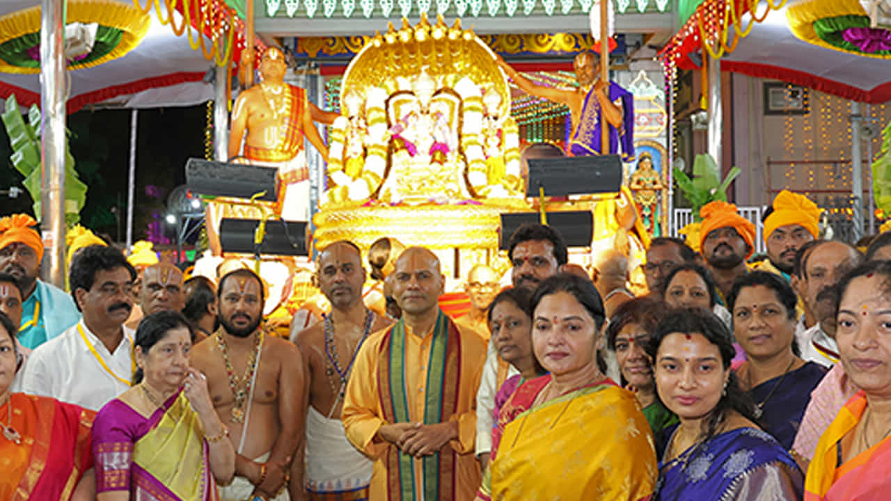 గార్డెన్ విభాగం రూపొందించిన ఘటోత్కచ, బకాసుర, సురస, ద్రౌపది స్వయంవరం వంటి పురాణ నేపథ్య పుష్ప అలంకరణలు ప్రత్యేక ఆకర్షణగా నిలిచాయని చైర్మన్ కొనియాడారు. అదేవిధంగా, బెంగళూరుకు చెందిన కళాకారిణి గౌరి రూపొందించిన సైకత శిల్పంలో ఆనందనిలయ విమాన వెంకటేశ్వరుని మోసుకెళ్తున్న మహాగరుడ రూపకల్పన విశేషంగా ఆకట్టుకుంటోందని పేర్కొన్నారు.
తిరుమలలో మీడియా అందిస్తున్న సేవలను అభినందించిన చైర్మన్ శ్రీ వేంకటేశ్వర స్వామి వైభవాన్ని స్ఫూర్తిదాయకంగా ప్రచారం చేస్తున్నారని ప్రశంసించారు. ప్రతికూల అంశాలు ఉంటే వాటిని తన దృష్టికి తీసుకురావాలని, వాటికి పరిష్కారం చూపే ప్రయత్నం చేస్తామన్నారు. వాటిని సంచలనాత్మకంగా చూపించడం మానుకోవాలని మీడియాకు సూచించారు. స్వామి అనుగ్రహంతో భక్తులందరూ వార్షిక బ్రహ్మోత్సవాలను ఆనందంగా తిలకించాలని ఆకాంక్షించారు. ఈ కార్యక్రమంలో టీటీడీ బోర్డు సభ్యులు పనబాక లక్ష్మి, జానకీదేవి, శాంతారామ్, నరేష్ కుమార్, జంగా కృష్ణమూర్తి, ఆశీకారులు  పాల్గొన్నారు.
