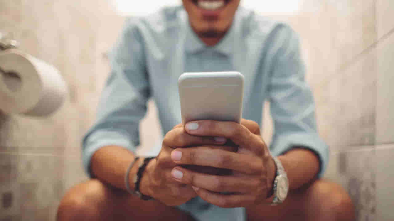Toilet scrolling: బాత్రూమ్లో కూర్చొని రీల్స్ స్క్రోల్ చేస్తున్నారా?.. వెంటనే ఆపలేదో.. మీ బాడీ షెడ్డుకే!