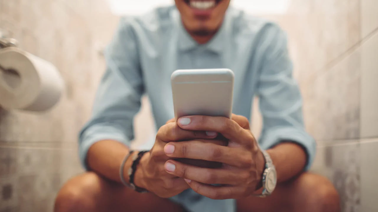 Toilet scrolling: బాత్రూమ్లో కూర్చొని రీల్స్ స్క్రోల్ చేస్తున్నారా?.. వెంటనే ఆపలేదో.. మీ బాడీ షెడ్డుకే!