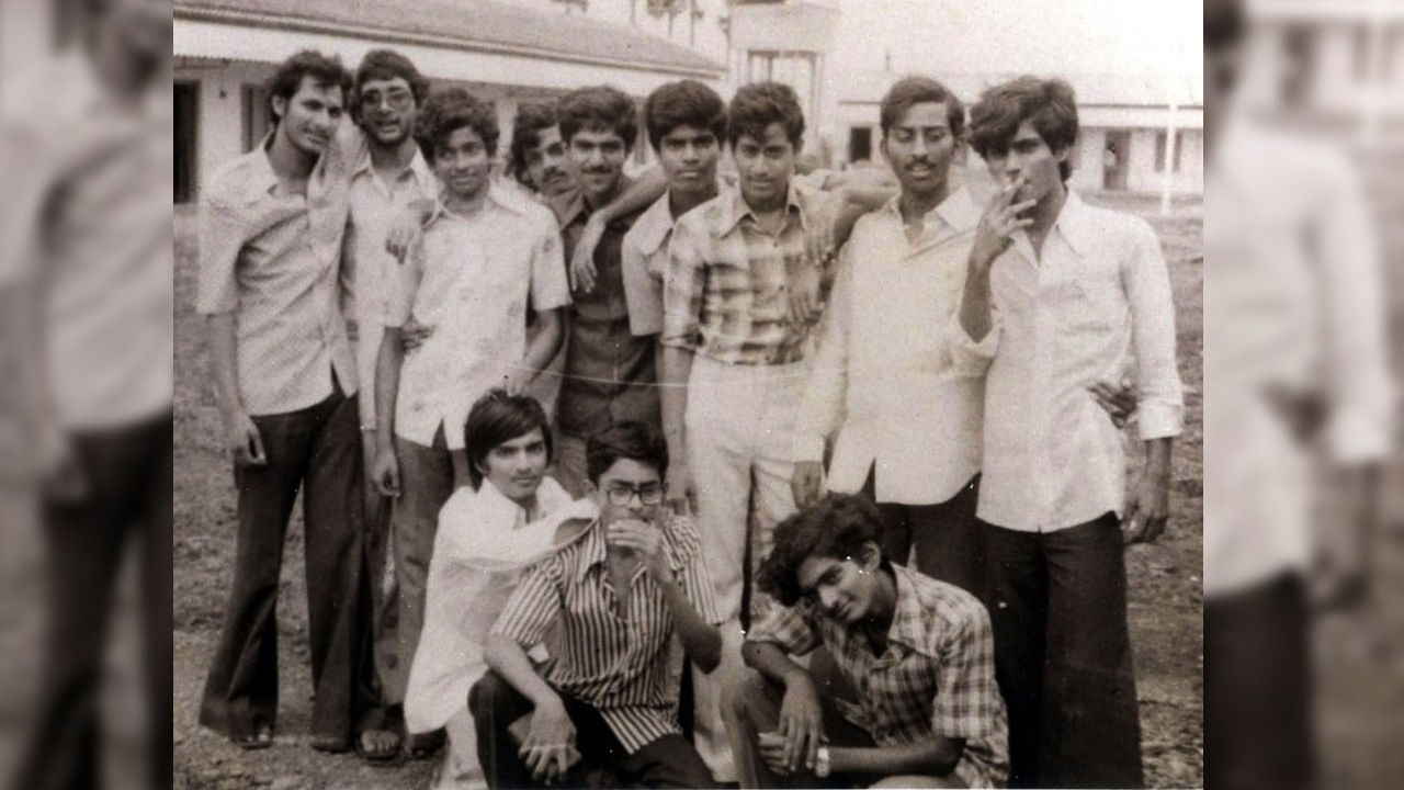 Tollywood: ఈ గ్రూప్ ఫొటోలో ఒక టాలీవుడ్ సెన్సేషనల్ డైరెక్టర్ ఉన్నాడు.. ఎవరో కనిపెడితే మీరు తోపులే