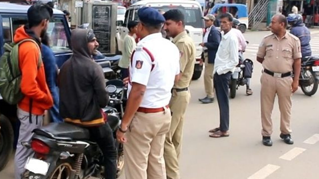 మొబైల్ ఫోన్ వాడవద్దు: డ్రైవింగ్ చేస్తున్నప్పుడు మొబైల్ ఫోన్లు ఉపయోగించకూడదు. ఇలా చేస్తే ట్రాఫిక్ నిబంధనల ఉల్లంఘనగా పరిగణించబడుతుంది మరియు మీరు చలాన్ చెల్లించాల్సి రావచ్చు. అంతేకాకుండా, మొబైల్ ఫోన్లు వాడటం వల్ల ప్రమాదాలు జరిగే ప్రమాదం కూడా పెరుగుతుంది.