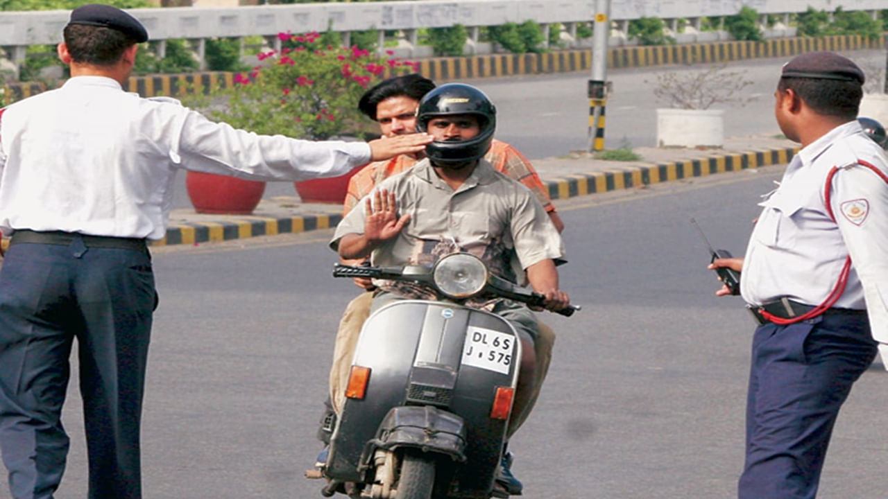 హెల్మెట్ ధరించండి: బైక్ నడుపుతున్నప్పుడు ఎల్లప్పుడూ హెల్మెట్ ధరించండి. మీరు హెల్మెట్ ధరించకపోతే, మీకు జరిమానా విధించవచ్చు. చాలా చోట్ల, పిలియన్ రైడర్ హెల్మెట్ ధరించడం తప్పనిసరి. హెల్మెట్ మిమ్మల్ని జరిమానాల నుండి రక్షించడమే కాకుండా, ప్రమాదం జరిగినప్పుడు కూడా మిమ్మల్ని రక్షిస్తుంది.