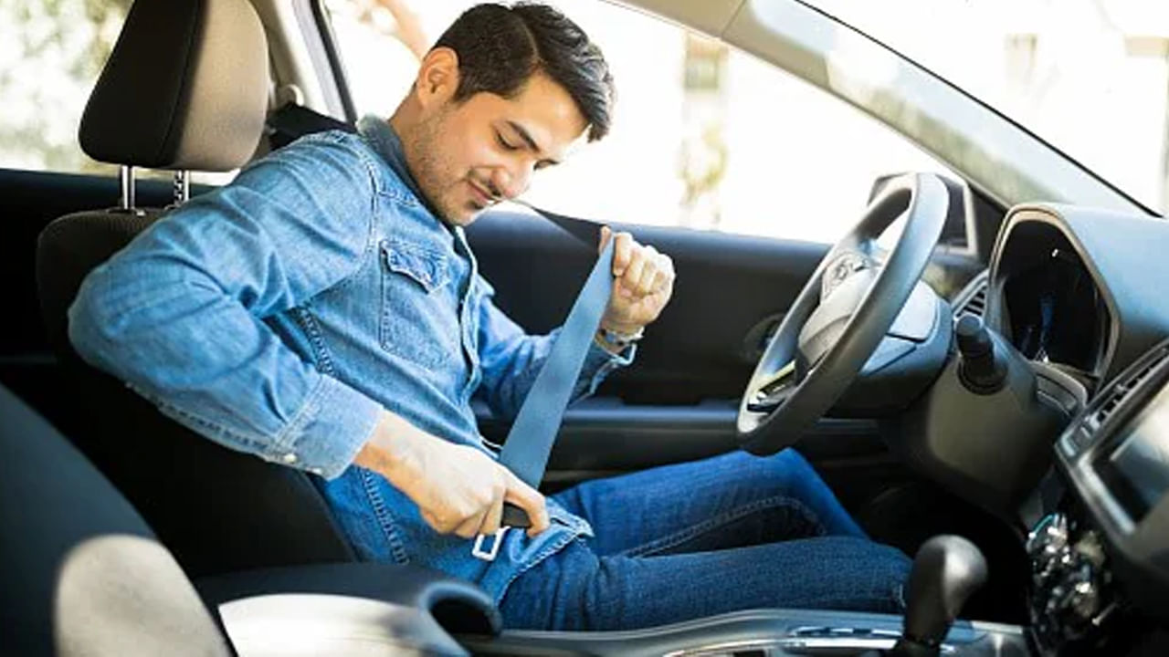 సీటు బెల్ట్ ధరించడం మర్చిపోవద్దు: కారు నడుపుతున్నప్పుడు సీట్ బెల్ట్ ధరించడం చాలా ముఖ్యం. మీరు సీట్ బెల్ట్ ధరించకపోతే, మీకు చలాన్ రావచ్చు. అలాగే, ఇది మీ భద్రతకు ముఖ్యం, కాబట్టి ఎల్లప్పుడూ సీట్ బెల్ట్ ధరించి వాహనం నడపండి.