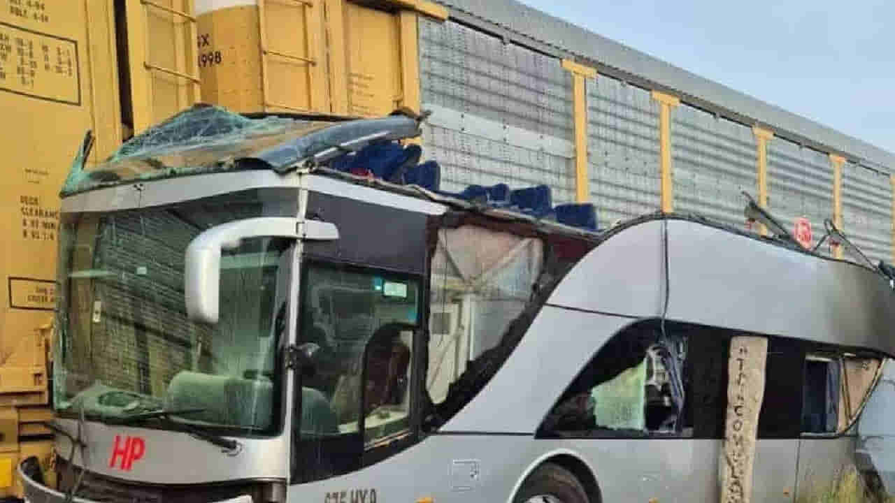 Watch: డబుల్ డెక్కర్ బస్సును ఢీకొన్న రైలు.. 10 మంది మృతి, 60 మందికి గాయాలు