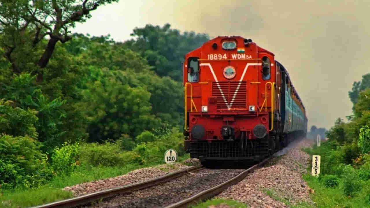 Indian Railways: మీ బుకింగ్‌ వెయిటింగ్‌ లిస్ట్‌లో ఉంటే.. మీరు ట్రైన్‌లో ప్రయాణించవచ్చా? ఇక్కడ తెలుసుకోండి!