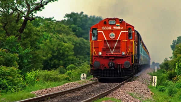 Indian Railways: మీ బుకింగ్ వెయిటింగ్ లిస్ట్లో ఉంటే.. మీరు ట్రైన్లో ప్రయాణించవచ్చా? ఇక్కడ తెలుసుకోండి!