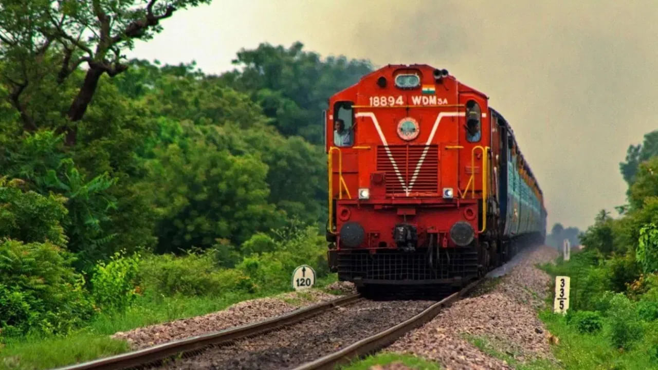 Indian Railways: మీ బుకింగ్‌ వెయిటింగ్‌ లిస్ట్‌లో ఉంటే.. మీరు ట్రైన్‌లో ప్రయాణించవచ్చా? ఇక్కడ తెలుసుకోండి!