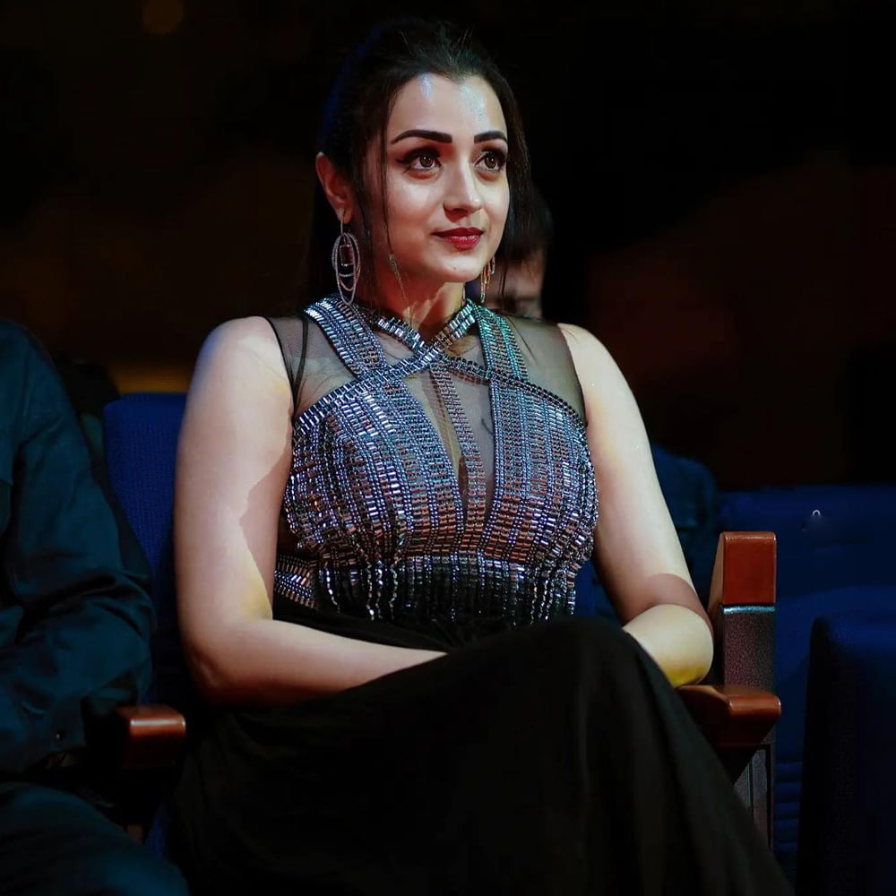 రెండు దశాబ్దాలుగా స్టార్‌ హీరోల చిత్రాలతో మెప్పిస్తూ ఉన్నారు త్రిష. ఇప్పుడు 2.0 వెర్షన్‌ అన్నట్టు.. ఇంకా అందంగా కనిపించడానికి  కృషి చేస్తున్నారు. నటన తప్ప ఇంకే విషయం మీదా నా ఫోకస్‌ లేదు. ఫ్యాన్స్ ని ఎంటర్‌టైన్‌ చేయడానికి అన్ని విధాలా జాగ్రత్తలు తీసుకుంటూనే ఉన్నానంటున్నారు త్రిష. 