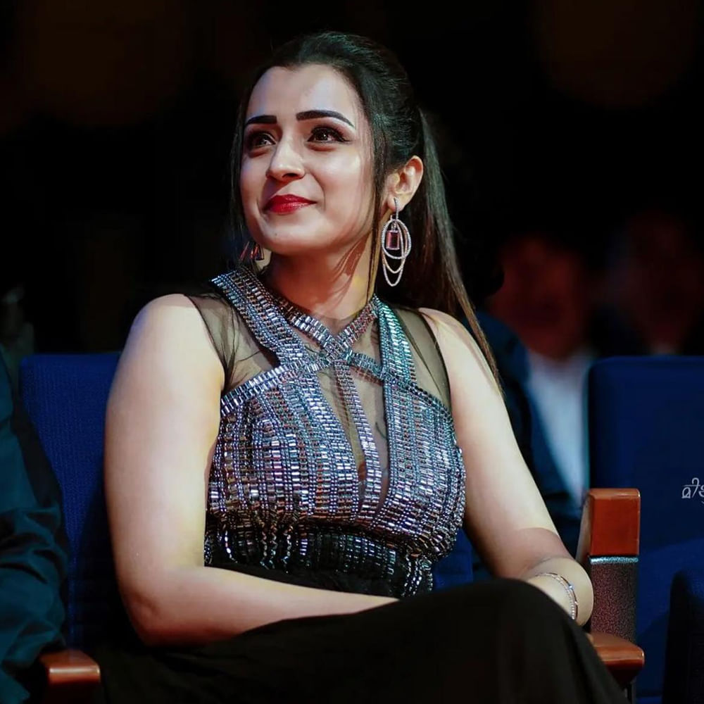 రెగ్యులర్‌ కమర్షియల్‌ సినిమా అయినా, చారిత్రాత్మక సబ్జెక్ట్ అయినా పెర్ఫార్మెన్స్ ప్లస్‌ గ్లామర్‌ కి స్కోప్‌ ఉంటే, మేకర్స్ ఫస్ట్ ఛాయిస్‌ త్రిషే అవుతున్నారు. తన సినిమాల్లో త్రిషను బ్యాక్‌ టు బ్యాక్‌ తీసుకోవడానికి రీజన్‌ కూడా అదేనని ఈ మధ్య రివీల్‌ చేశారు స్టార్‌ కెప్టెన్‌ మణిరత్నం. 