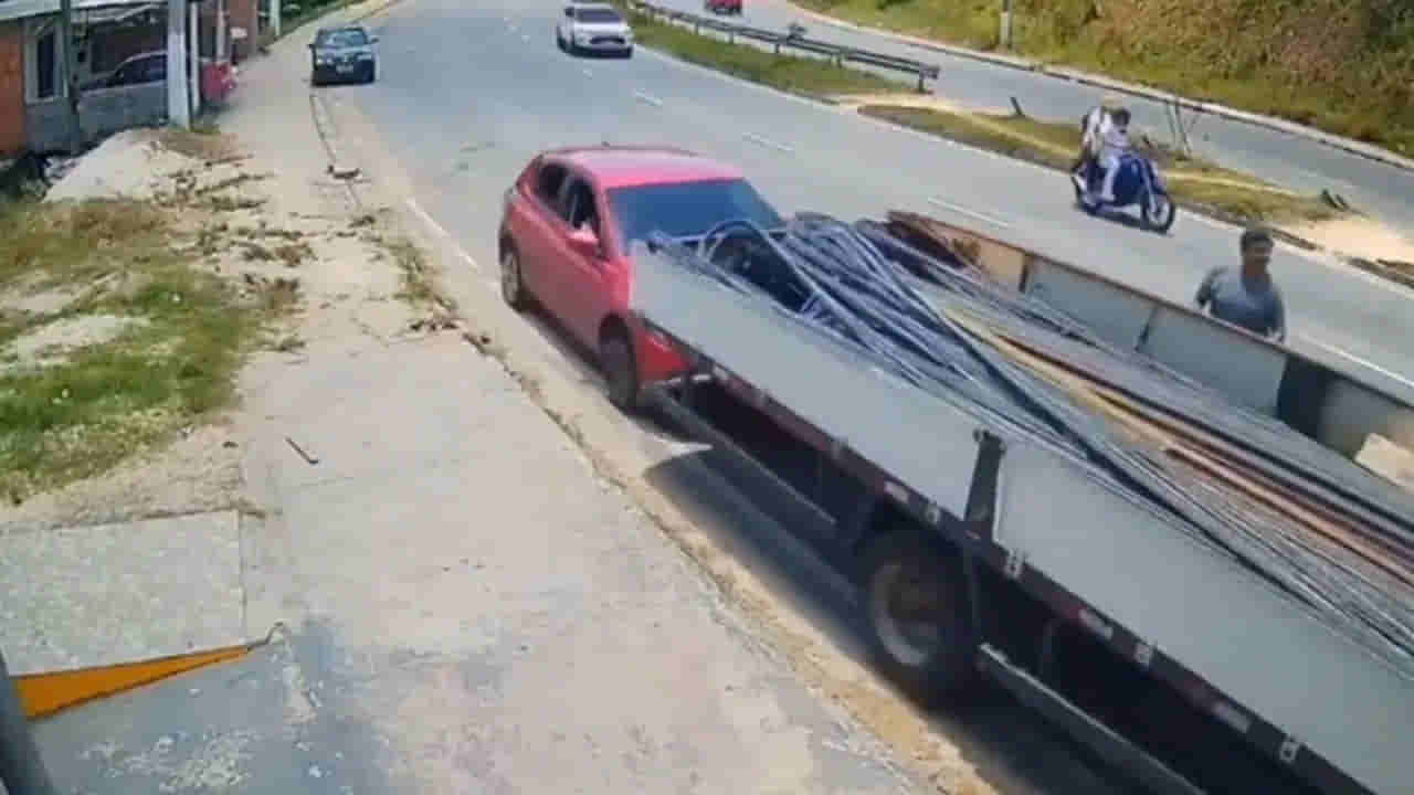 Viral Video: వామ్మో.. ఆ లారీకి దెయ్యం పట్టిందా ఏంది?... నెట్టింట వైరల్ అవుతున్న షాకింగ్ వీడియో