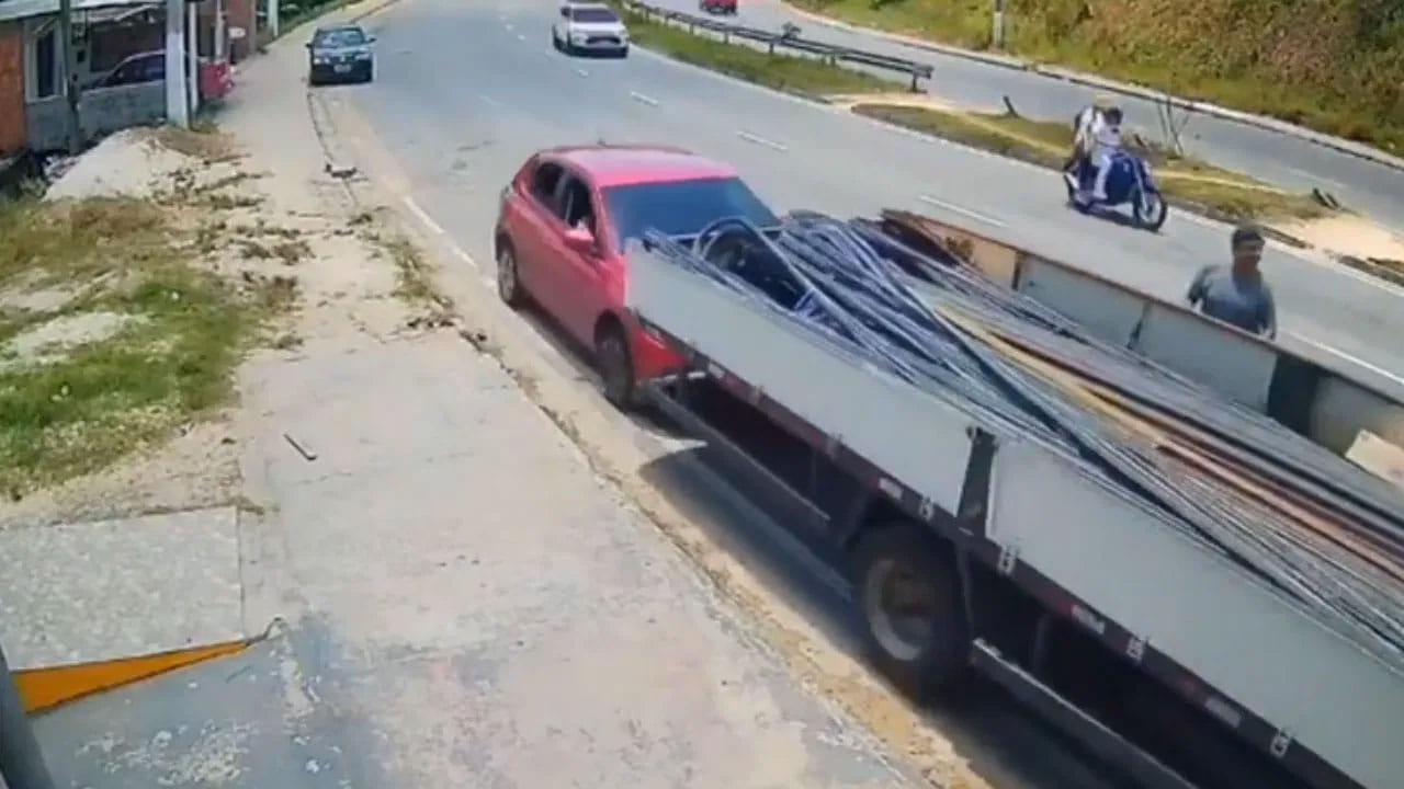 Viral Video: వామ్మో.. ఆ లారీకి దెయ్యం పట్టిందా ఏంది?... నెట్టింట వైరల్ అవుతున్న షాకింగ్ వీడియో