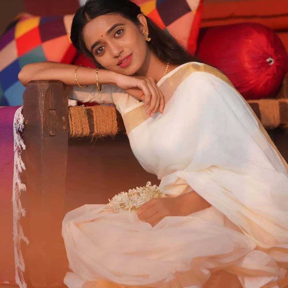 మహారాష్ట్రలోని ధూలే నగరానికి చెందిన ఈ బ్యూటీ ఇంజనీరింగ్ పూర్తి చేసింది. ఆ తర్వాత నటనపై ఆసక్తితో ఇండస్ట్రీలోకి అడుగుపెట్టింది. మొదట్లో స్టేజ్ ఆర్టిస్టుగా చేసింది. ఐదేళ్లపాటు నాటకాల్లో కనిపించిన ఆమె.. ఇప్పుడిప్పుడే వాణిజ్య ప్రకటనలలో కనిపించింది. 