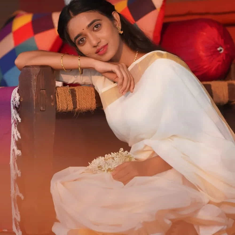మహారాష్ట్రలోని ధూలే నగరానికి చెందిన ఈ బ్యూటీ ఇంజనీరింగ్ పూర్తి చేసింది. ఆ తర్వాత నటనపై ఆసక్తితో ఇండస్ట్రీలోకి అడుగుపెట్టింది. మొదట్లో స్టేజ్ ఆర్టిస్టుగా చేసింది. ఐదేళ్లపాటు నాటకాల్లో కనిపించిన ఆమె.. ఇప్పుడిప్పుడే వాణిజ్య ప్రకటనలలో కనిపించింది. 