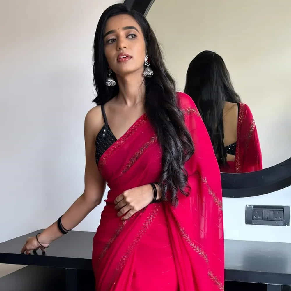  డ్యాన్స్, యోగ వంటి వాటిలోనూ ప్రావీణ్యం ఉంది. ఈ చిరంలో నటిస్తున్న సమయంలో తృప్తి తమిళ భాషను నేర్చుకోవడం విశేషం. విజయ్ ఆంటోని కథానాయకుడిగా నటించి నిర్మించారు.