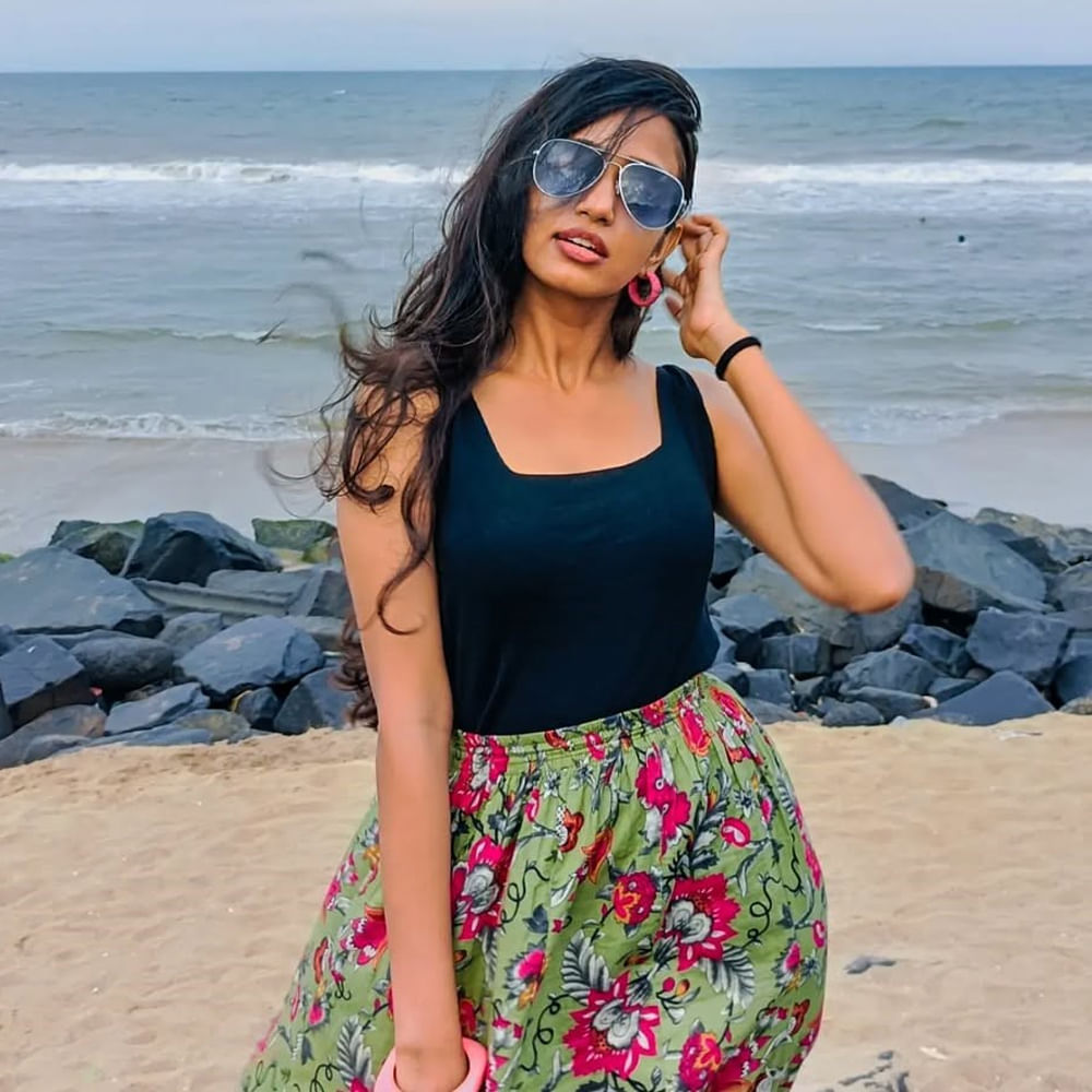 పైన ఫోటోలో కనిపిస్తున్న హీరోయిన్ పేరు తృప్తి రవీంద్ర. కోలీవుడ్ హీరో విజయ్ ఆంటోని నటించి నిర్మించిన శక్తి తిరుమగన్ (భద్రకాళి )సినిమాతో కథానాయికగా పరిచయం కాబోతుంది. ఈ సినిమా సెప్టెంబర్ 19న విడుదల కానుంది.