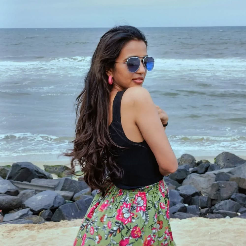 ఇండస్ట్రీలోకి కొత్త హీరోయిన్ వచ్చేసింది. ఆమె నటించిన సినిమా విడుదల కాకుండానే సోషల్ మీడియాలో తెగ సెన్సేషన్ అవుతుంది. ఇప్పుడు ఈ అందానికి సంబంధించిన ఫోటోస్ తెగ వైరలవుతున్నాయి. ఇంతకీ ఆమె ఎవరో తెలుసా.. ?