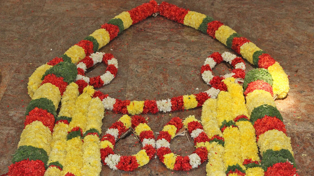 సాలిగ్రామమాల: శ్రీవారి భుజాల నుండి ఇరువైపులా పాదాల వరకు వేలాడుతూవున్న సాలగ్రామాల మాలలకు ఆనుకొని వేలాడదీస్తూ అలంకరింపబడే పొడవైన పూలమాలలు ఇవి. ఈ రెండుమాలలు ఒక్కొక్కటి సుమారు 4 మూరలు ఉంటాయి.