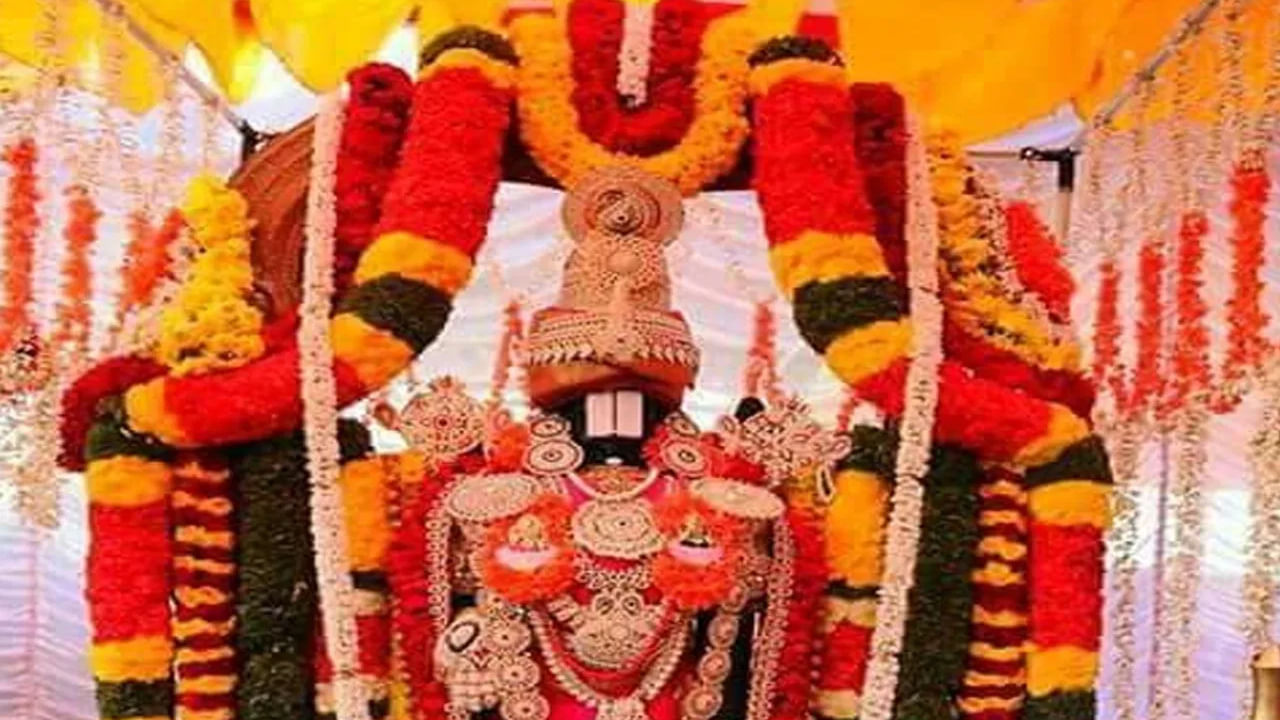 వక్షస్థల లక్ష్మి హారం: శ్రీవారి వక్షఃస్థలంలో ఉన్న శ్రీదేవి భూదేవీలకు రెండుదండలు అలంకరిస్తారు. ఈ మాలలు ఒక్కొక్కటి ఒకటిన్నర మూర ఉంటాయి.