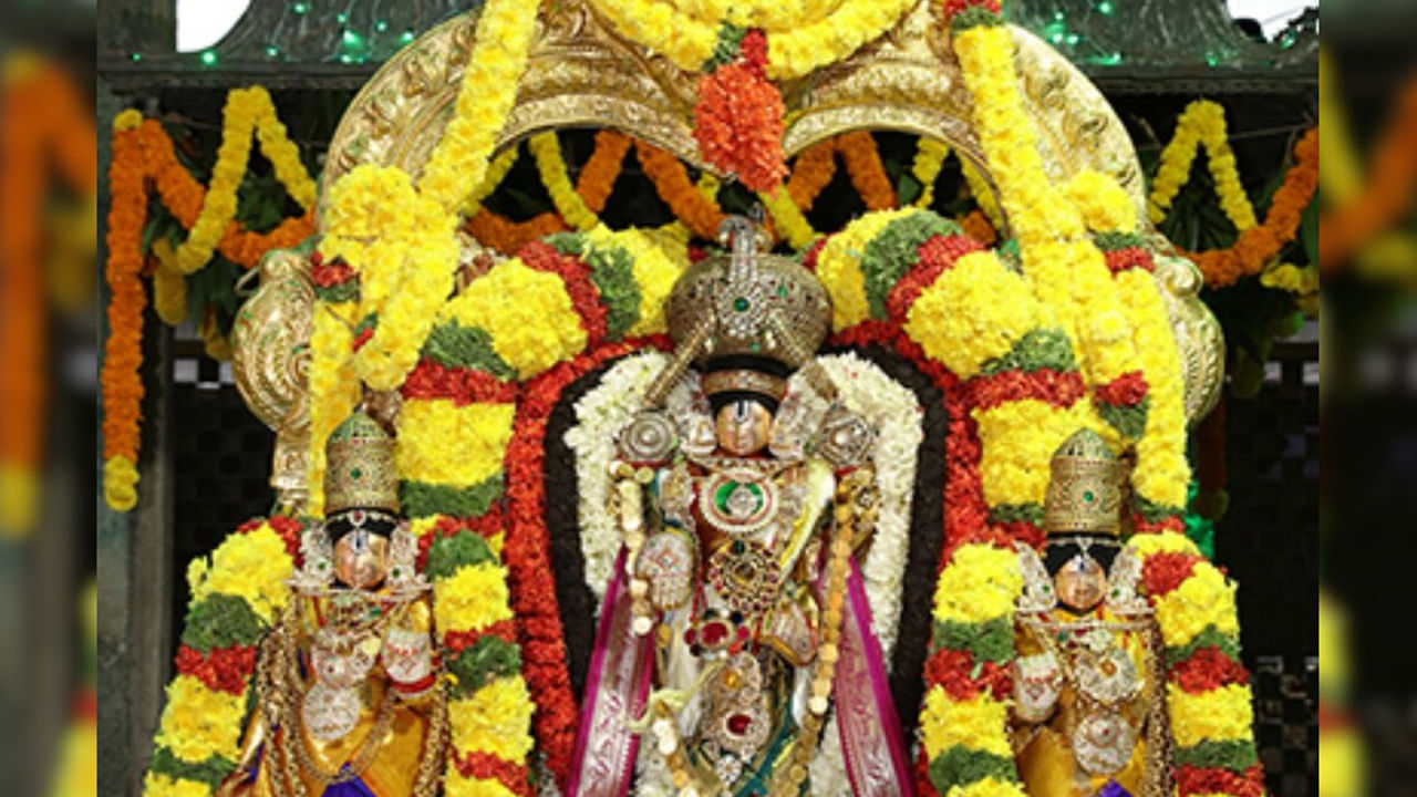 కఠారిసరం హారం: శ్రీవారి బొడ్డున వున్న నందక ఖడ్గానికి అలంకరించే దండను  కఠారిసరం హారం అంటారు. ఈ దండ రెండు మూరల పొడవు ఉంటుంది.  