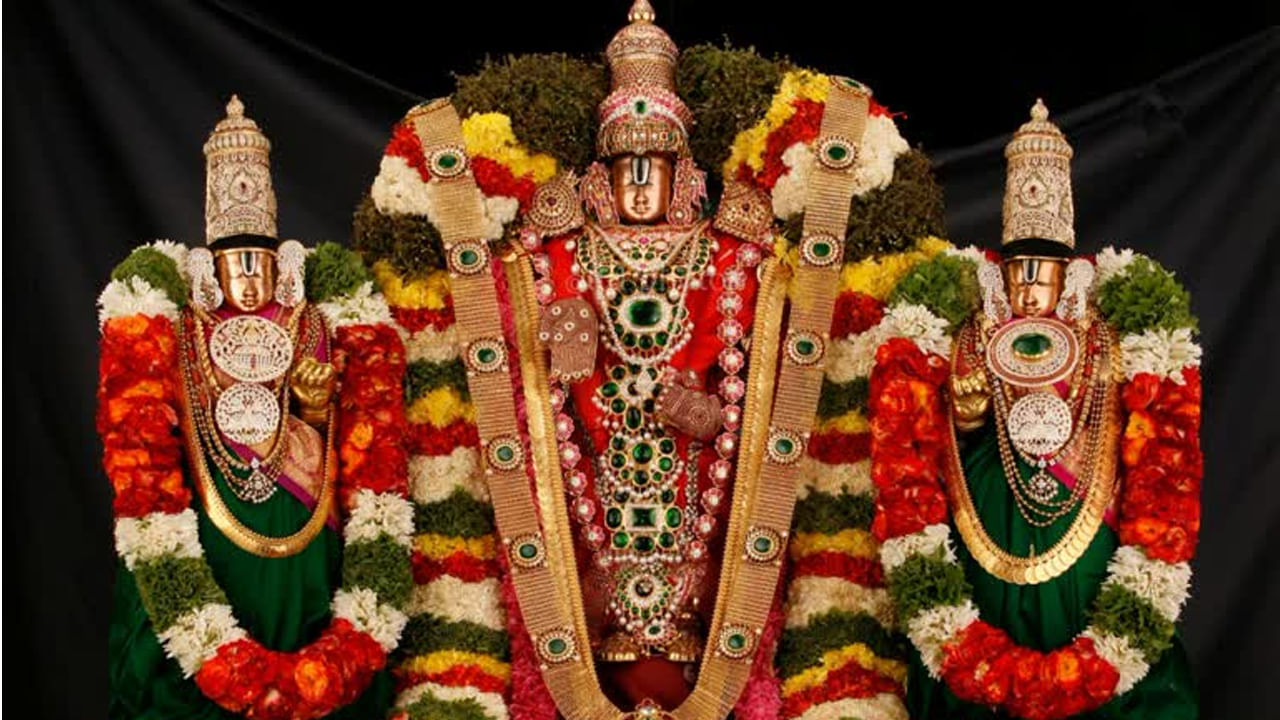 తావళములు: రెండు మోచేతుల కింద, నడుము నుండి మోకాళ్ళపై హారాలుగా, మోకాళ్ళ నుండి పాదాల వరకు జీరాడుతూ వ్రేలాడదీసే దండలను తావళములు అంటారు. ఇవి మొత్తం మూడు దండలు ఉంటాయి. ఈ మూడు మాలల్లో ఒకటి. మూడు మూరలు, రెండోది మూడున్నర మూరలు, మూడోది నాలుగు మూరలు ఉంటుంది.