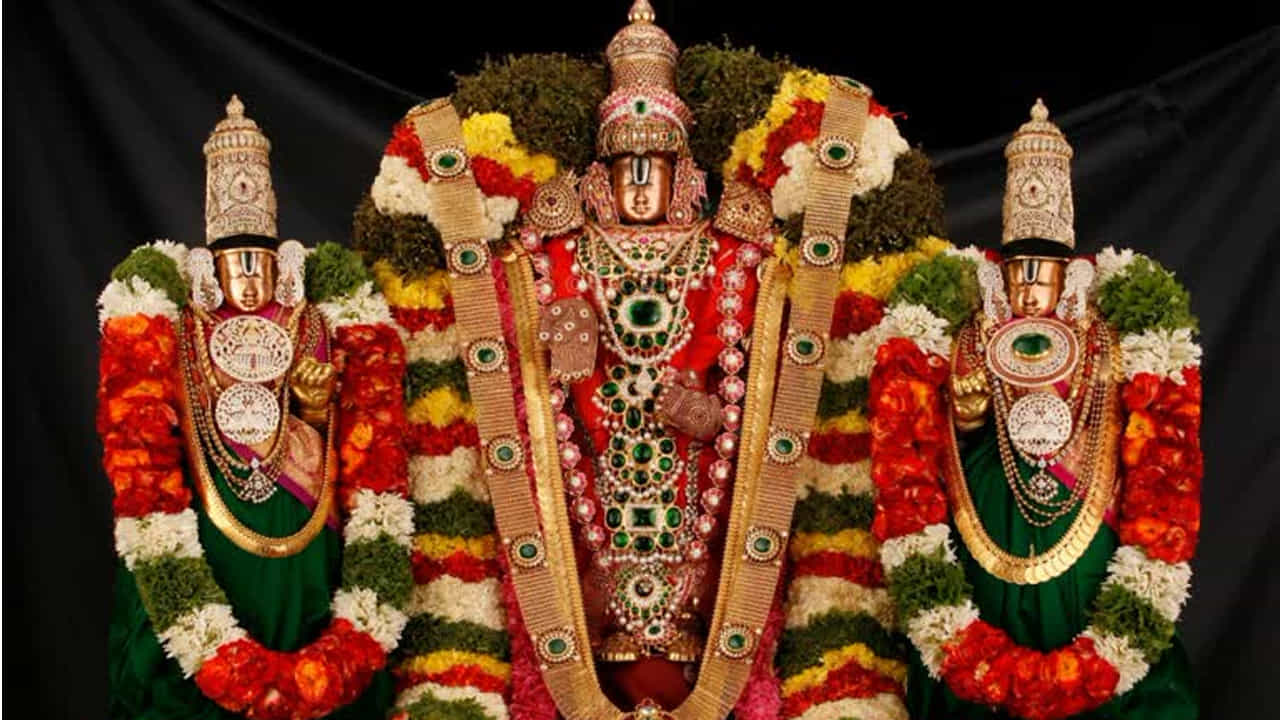 తావళములు: రెండు మోచేతుల కింద, నడుము నుండి మోకాళ్ళపై హారాలుగా, మోకాళ్ళ నుండి పాదాల వరకు జీరాడుతూ వ్రేలాడదీసే దండలను తావళములు అంటారు. ఇవి మొత్తం మూడు దండలు ఉంటాయి. ఈ మూడు మాలల్లో ఒకటి. మూడు మూరలు, రెండోది మూడున్నర మూరలు, మూడోది నాలుగు మూరలు ఉంటుంది.