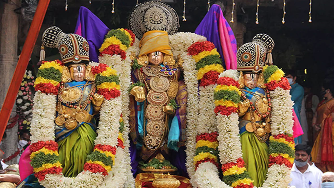 తిరువడి దండలు: తిరుమలేశుడి పాదాలపై చుట్టూ అలంకరించే రెండు దండలను తిరువడి దండలు అంటారు. ఈ ఒక్కొక్క దండ ఒక్క మూర ఉంటుంది.