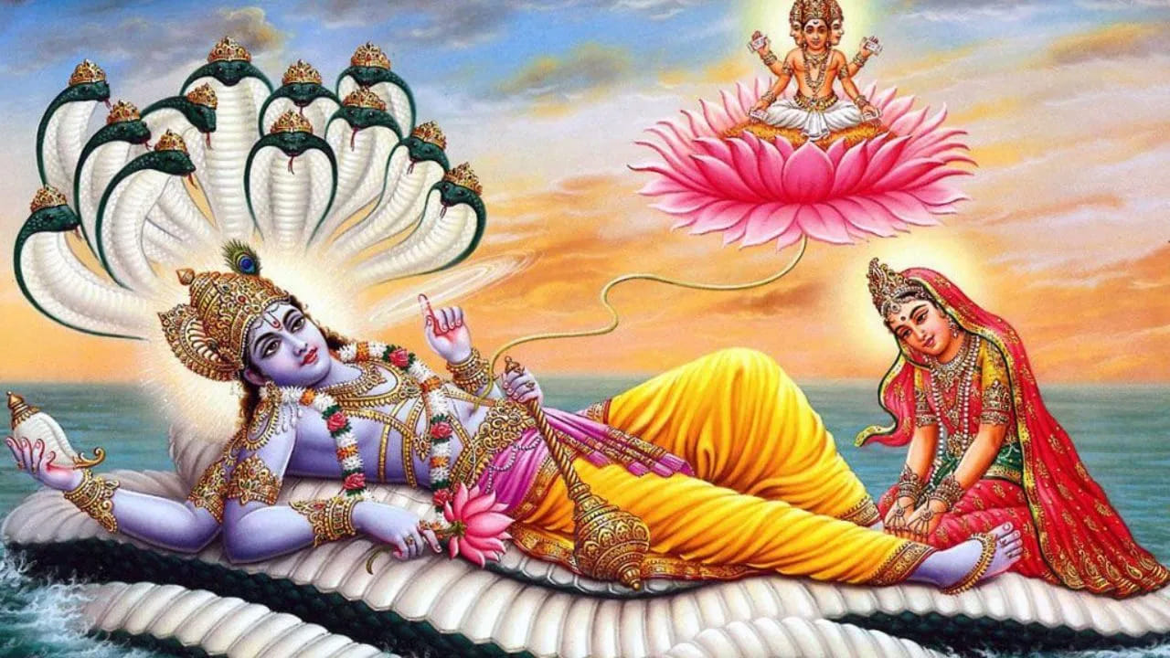 
తులసిని చాలా పవిత్రమైన మొక్కగా భావిస్తారు. ఇది ప్రతికూల శక్తిని తొలగించి సానుకూల శక్తిని ప్రసారం చేస్తుంది. తులసి మొక్క ముందు దీపం వెలిగించి ఏకాదశి నాడు పూజించడం వల్ల ఇంటి వాతావరణం శుద్ధి అవుతుంది. తులసి లక్ష్మీదేవి నివాసంగా నమ్మకం. 
