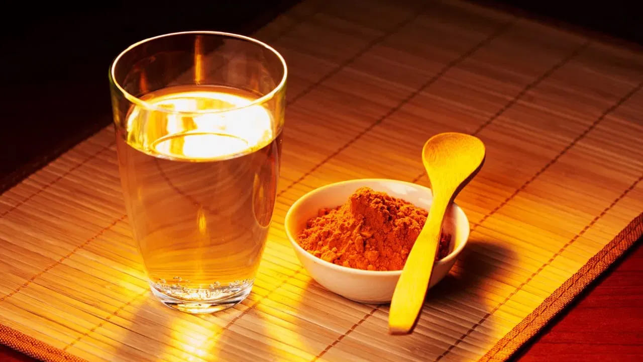 రక్తం పలచబడటం: పసుపుకు రక్తాన్ని పలచబరిచే గుణం ఉంది. ఇది రక్తం గడ్డకట్టకుండా నిరోధిస్తుంది. దీంతో గాయాలైనప్పుడు రక్తం ఎక్కువగా పోయే ప్రమాదం ఉంది. ముఖ్యంగా రక్తం పలచబడటానికి మందులు వాడేవారు. లేదా రక్తస్రావ వ్యాధులు ఉన్నవారు పసుపు నీరు తాగే ముందు వైద్యుడి సలహా తీసుకోవాలి.