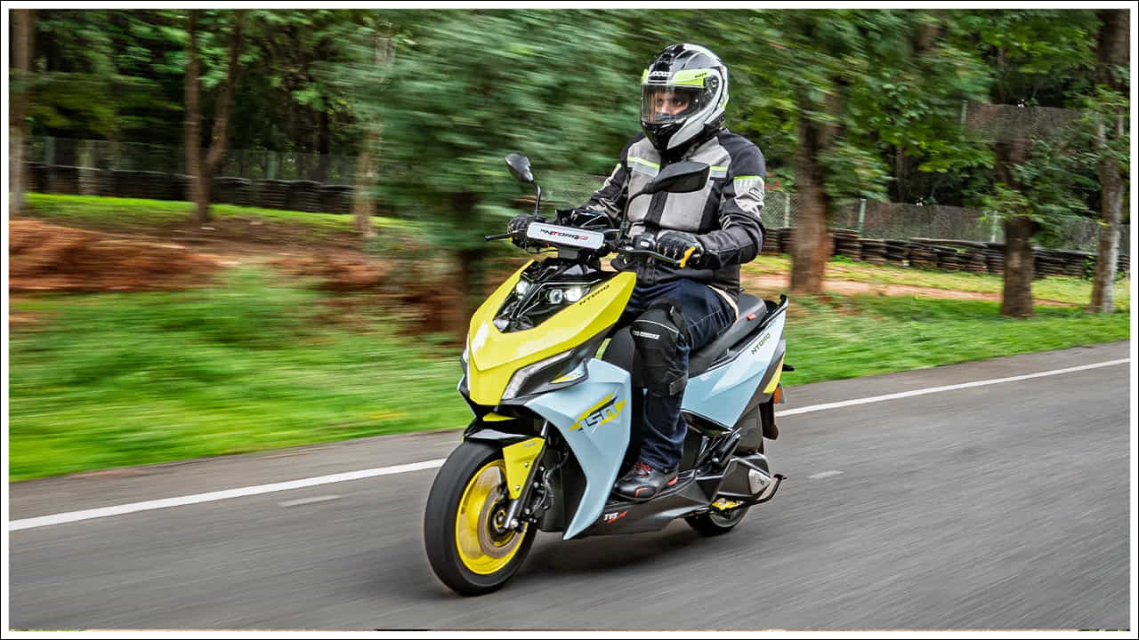 TVS Scooter: భారతదేశంలో ప్రతి నెలా పెద్ద సంఖ్యలో ద్విచక్ర వాహనాలు అమ్ముడవుతున్నాయి. స్కూటర్ విభాగం కూడా ఇందులో ప్రధాన పాత్ర పోషిస్తుంది. టీవీఎస్ మోటార్ 150సీసీ స్కూటర్ విభాగంలో కొత్త ఎంపికగా టీవీఎస్ ఎన్ టార్క్ 150ని విడుదల చేసింది. ఈ స్కూటర్ ఏ శక్తివంతమైన ఇంజిన్తో విడుదల చేసింది. దీనిలో అద్భుతమైన ఫీచర్స్ను అందించింది కంపెనీ.