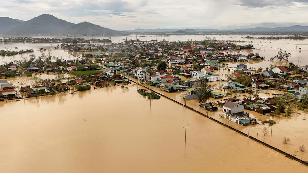 అల్లకల్లోలం.. టైఫూన్ బూలోయ్ విధ్వంసం.. లక్షలాది మంది చెల్లాచెదురు.. వీడియో