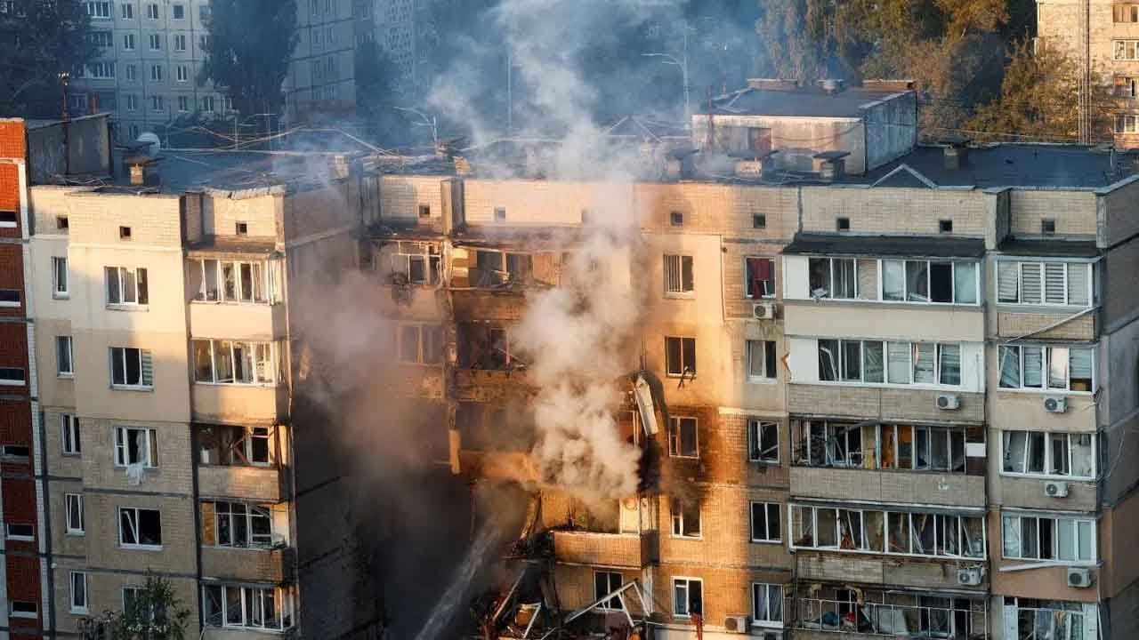 ఉక్రెయిన్ మంత్రులే లక్ష్యంగా రష్యా డ్రోన్, క్షిపణుల దాడి.. మంటల్లో చిక్కుకున్న ప్రభుత్వ భవనాలు!