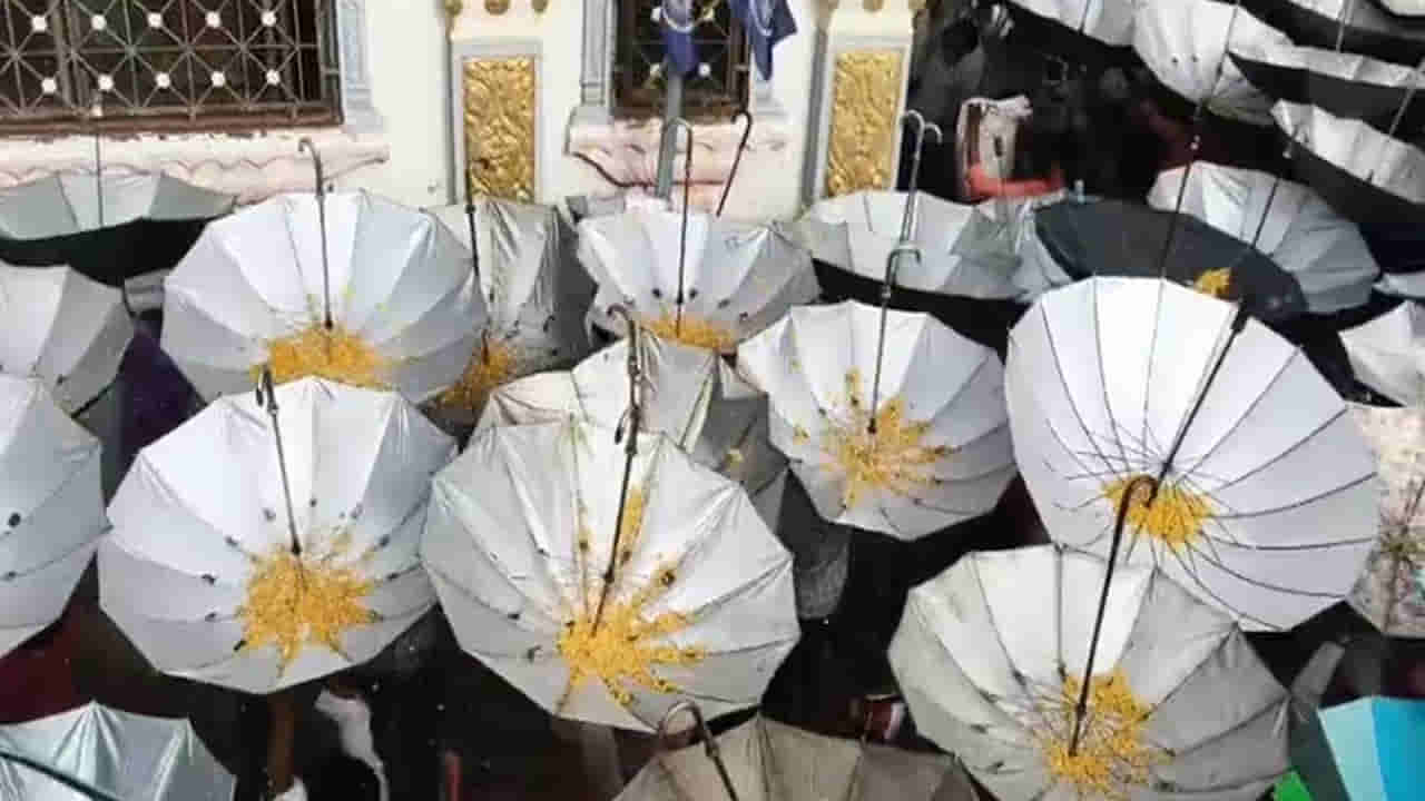 Ganesh Utsav: ఈ గణపతి ఆలయంలో వింత సంప్రదాయం.. ప్రసాదాన్ని గొడుగుల్లో స్వీకరించే భక్తులు.. ఎక్కడంటే..