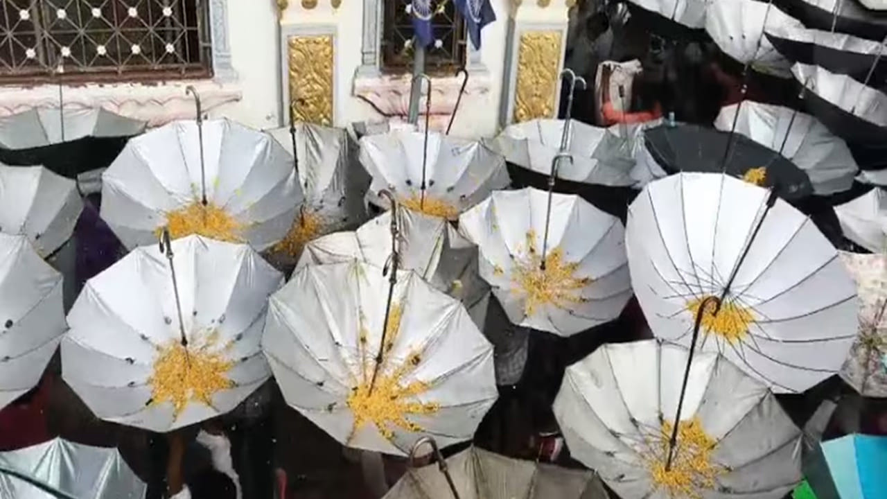 Ganesh Utsav: ఈ గణపతి ఆలయంలో వింత సంప్రదాయం.. ప్రసాదాన్ని గొడుగుల్లో స్వీకరించే భక్తులు.. ఎక్కడంటే..