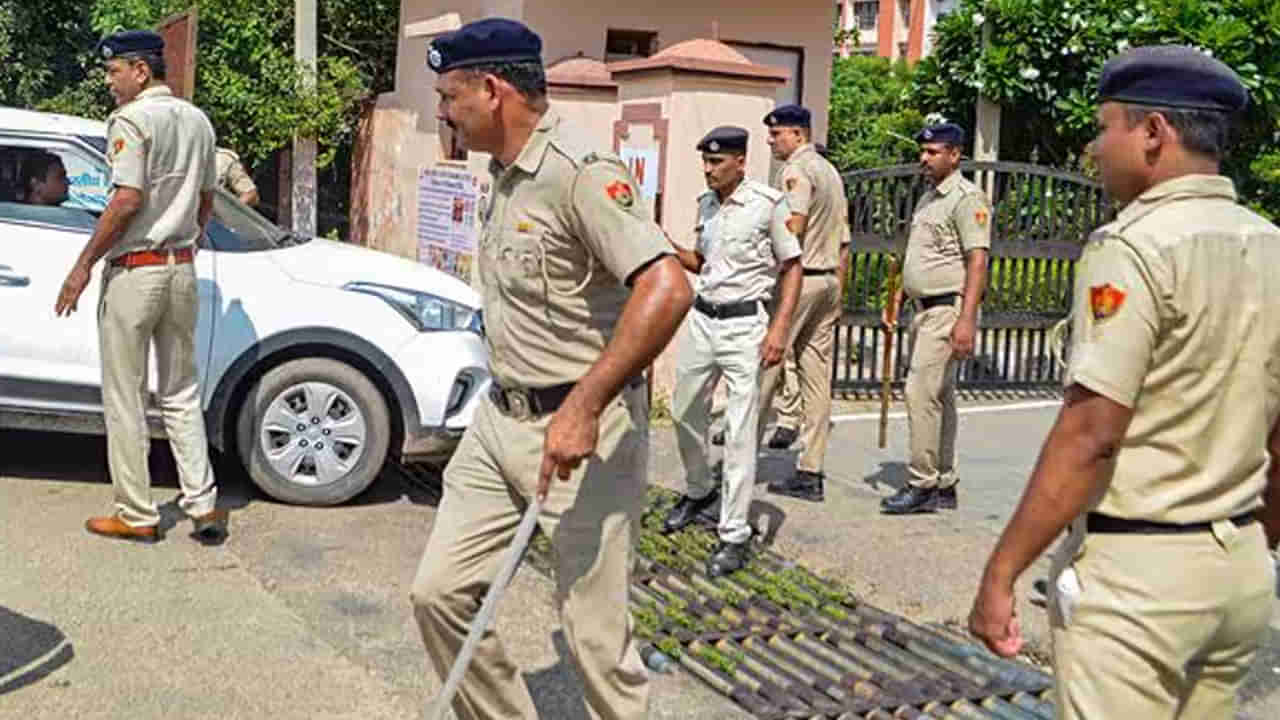 Watch Video: నిందితుడిని పట్టుకునేందుకు మఫ్టీలో వచ్చిన పోలీసులు.. కుటుంబ సభ్యులు ఏం చేశారో చూడండి