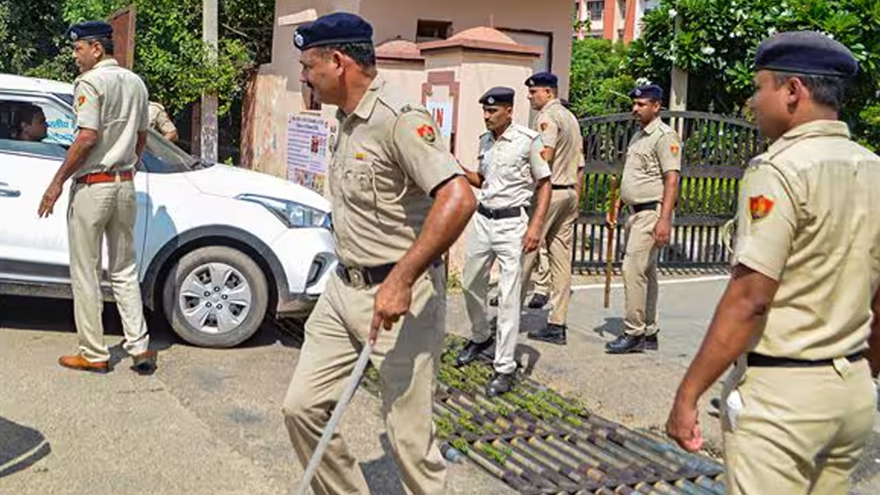 Watch Video: నిందితుడిని పట్టుకునేందుకు మఫ్టీలో వచ్చిన పోలీసులు.. కుటుంబ సభ్యులు ఏం చేశారో చూడండి