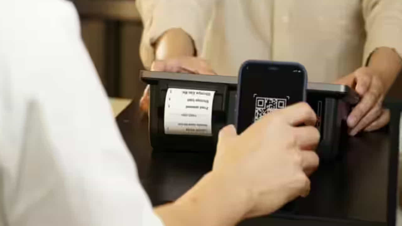 అలాగే అక్టోబర్ 1 నుంచి వినియోగదారులు PhonePe, GPay లేదా ఇతర చెల్లింపు యాప్లను ఉపయోగించి స్నేహితులు, బంధువులు లేదా మరెవరి నుండి అయినా నేరుగా డబ్బును అభ్యర్థించలేరు. UPI "కలెక్ట్ రిక్వెస్ట్" లేదా "పుల్ ట్రాన్సాక్షన్" ఫీచర్ పూర్తిగా నిలివేస్తున్నారు. UPI లావాదేవీలను సురక్షితంగా చేయడానికి, ఆన్లైన్ మోసం, ఫిషింగ్ను నివారించడానికి NPCI ఈ చర్య తీసుకుంది.