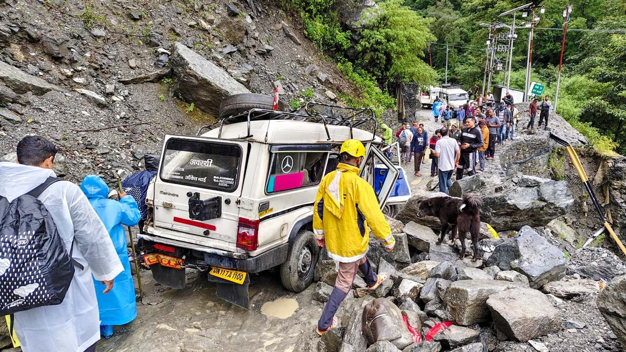 ఉత్తరాఖండ్‌లో భారీ వర్షాల విధ్వంసం.. ఇద్దరు మృతి.. చార్‌ధామ్ యాత్ర నిలిపివేత..