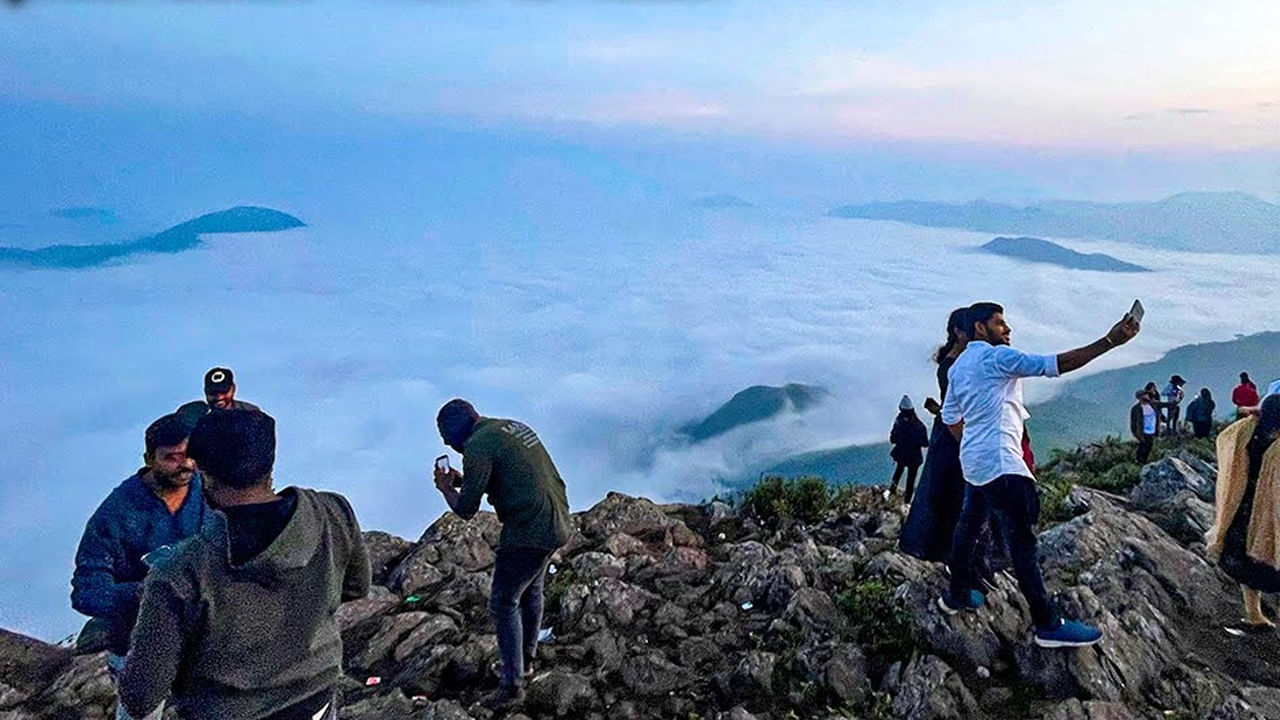 సందర్శించదగిన ప్రదేశాలు: వంజంగి వ్యూ పాయింట్..  సూర్యోదయ దృశ్యాలు, ట్రెక్కింగ్ కోసం ప్రసిద్ధ ప్రదేశం. పాడేరులోని పచ్చని కొండలలో ఉన్న ఉత్కంఠభరితమైన కొత్తపల్లి జలపాతాలు చూడవచ్చు. సంక్లిష్టమైన వాస్తుశిల్పం, అద్భుతమైన శిల్పాలతో కూడిన పురాతన మోదకొండమ్మ ఆలయం తప్పక దర్శించాలి. పచ్చని తోటలు, ఉప్పొంగే వాగులు, జలపాతాలతో మంత్రముగ్ధులను చేసే గమ్యస్థానం అరకు లోయ కూడా దీనికి దగ్గర్లోనే ఉంది.