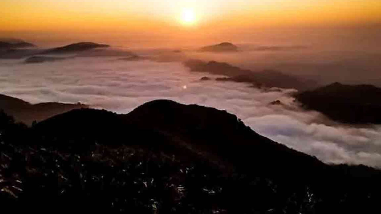 ఇవి రెండు కాకుండా బస్సు మార్గంల్లో వెళ్లే ఉద్దేశం ఉంటె హైదరాబాద్ నుండి అనకాపల్లి వెళ్ళాలి. అక్కడి నుంచి పాడేరు వరకు బస్సులో ప్రయాణించి ఆపై టాక్సీని అద్దెకు తీసుకోండి లేదా వంజాంగికి స్థానిక రవాణా సదుపాయాలు ఉంటాయి. బడ్జెట్-స్నేహపూర్వక రిసార్ట్‌ల నుంచి లగ్జరీ హోటళ్ల వరకు వివిధ ఎంపికలు అందుబాటులో ఉన్న పాడేరు లేదా వంజాంగిలో మీరు బస చేయవచ్చు. ముఖ్యంగా పీక్ సీజన్‌లో ముందుగానే బుకింగ్ చేసుకోవడం మంచిది. వంజంగి సందర్శించడానికి అనువైన సమయం నవంబర్ నుంచి ఫిబ్రవరి. ఆ సమయంలో వాతావరణం ఆహ్లాదకరంగా ఉంటుంది మరియు సూర్యోదయ దృశ్యాలకు అనువైనది.