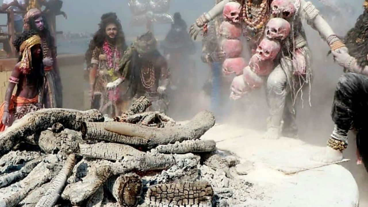 గర్భిణీ స్త్రీలు
గరుడ పురాణం ప్రకారం గర్భిణీ స్త్రీ శవాన్ని కాశీలో దహనం చేయరు. దీని వెనుక కారణం ఏమిటంటే గర్భిణీ స్త్రీ కడుపు ఉబ్బిపోయి, చితి మంట కారణంగా కడుపు పగిలిపోయే అవకాశం ఉంది. కనుక గర్భిణీ స్త్రీ శవాన్ని కాశీలో దహనం చేయరు. గర్భిణీ స్త్రీకి జల లేదా తహ్లీ సమాధి చేయాలనే నియమం ఉండటానికి ఇదే కారణం.
