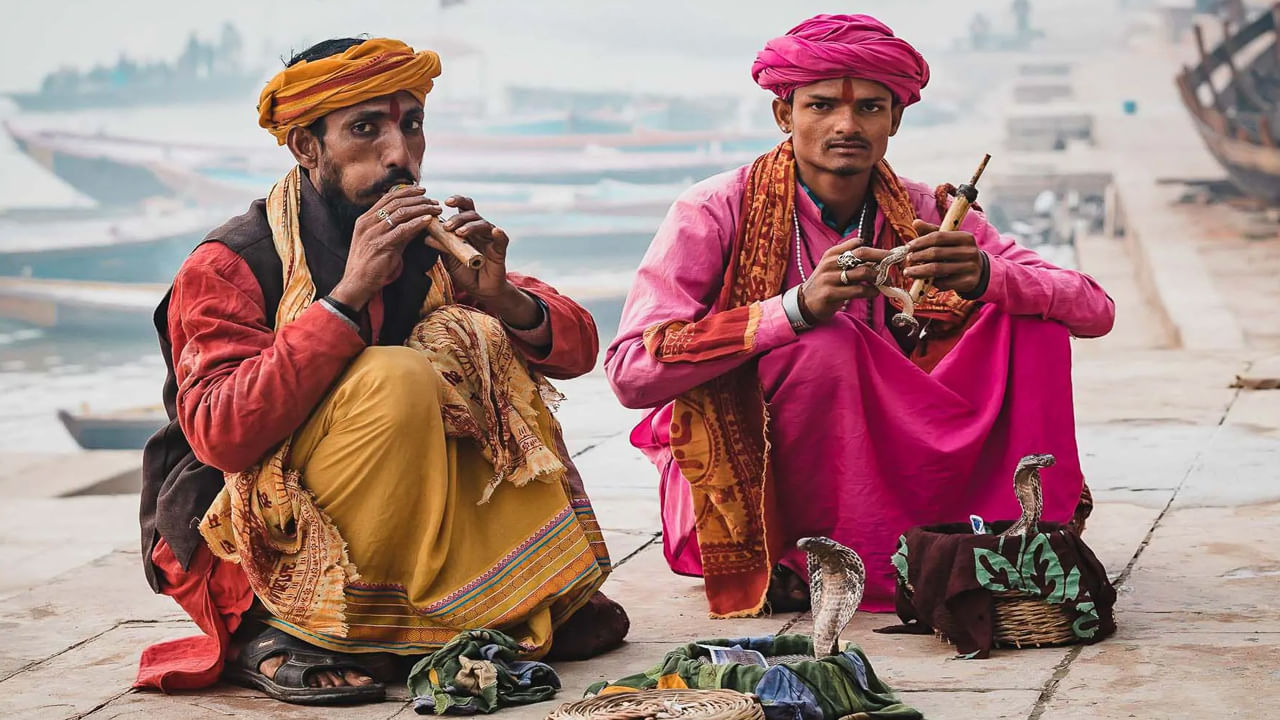 పాము కాటుకు గురైన వ్యక్తులు
కాశీలో పాము కాటు వల్ల మరణించిన వ్యక్తిని దహనం చేయరని ఒక నమ్మకం ఉంది. గరుడ పురాణం ప్రకారం ఒక వ్యక్తి పాము కాటు లేదా విషం కాటు కారణంగా మరణిస్తే.. అతని శరీరం కూడా దహనం చేయబడదు. అలాంటి వ్యక్తి శరీరంలో 21 రోజులు సూక్ష్మ జీవం ఉంటుందని, అంటే అతను పూర్తిగా మరణించడని చెబుతారు. కనుక అలాంటి వారిని భూమిలో సమాధి చేసే నియమం ఉంది. 
