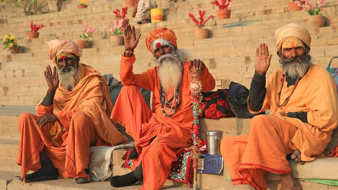 ఋషులు, సాధువులు
గరుడ పురాణం ప్రకారం సాధువులు, ఋషుల శరీరాలను ఎప్పుడూ దహనం చేయరు. కాశీలో ఒక సాధువు శరీరానికి జల సమాధి లేదా తహ్లీ సమాధిని ఇచ్చే సంప్రదాయం ఉంది. ఎందుకంటే వారు అప్పటికే గృహస్థ ఆశ్రమాన్ని, అన్ని ప్రాపంచిక సుఖాలను త్యజించారు.
