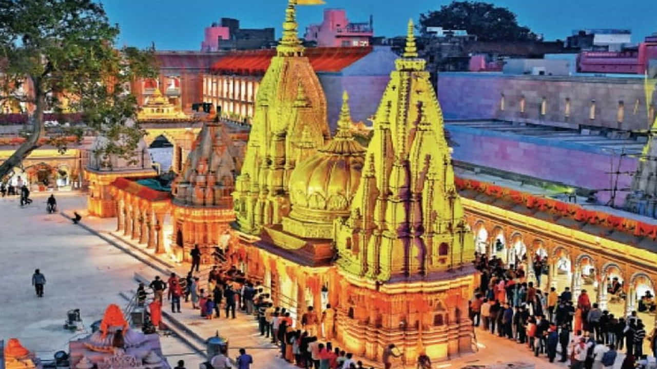 మోక్ష నగరం అని పిలువబడే కాశీకి హిందూ మతంలో ప్రత్యేక ప్రాముఖ్యత ఉంది. శివుడు స్వయంగా కాశీలో నివసిస్తాడని.. ఇక్కడ మరణించి వారికీ మోక్షం లభిస్తుందని చెబుతారు. కాశీలో 24 గంటలూ చితి మండే అనేక ఘాట్లు ఉన్నాయి. అయితే ఇక్కడ ఐదుగురు వ్యక్తుల దహన సంస్కారాలు జరగవు. దీని వెనుక గల కారణాన్ని గరుడ పురాణంలో కూడా వివరించబడింది. కాశీలో ఎవరి దహన సంస్కారాలు జరగవు, దీని వెనుక ఉన్న కారణం గురించి తెలుసుకుందాం..