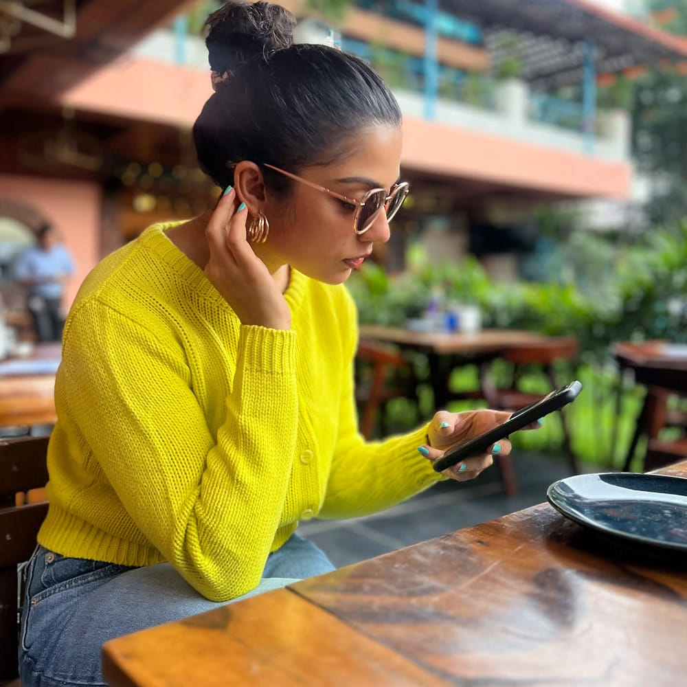 ఈ సినిమాలో తన క్యూట్ క్యూట్ ఎక్సప్రెషన్స్ తో ప్రేక్షకులను ఆకట్టుకుంది. తన నటనతో, అండాంతో ప్రేక్ష‌కుల చూపును త‌న‌వైపు తిప్పుకుంది అందాల ముద్దుగుమ్మ. పక్కింటి అమ్మాయిలా క‌నిపించే రూపంతో ఆక‌ట్టుకుంటూ కుర్ర‌కారును ఫిదా చేస్తోందీ బ్యూటీ.. తెలుగులో సందీప్ కిషన్ నటించిన ఊరుపేరు భైరవకోన అనే సినిమాతో హిట్ అందుకుంది.