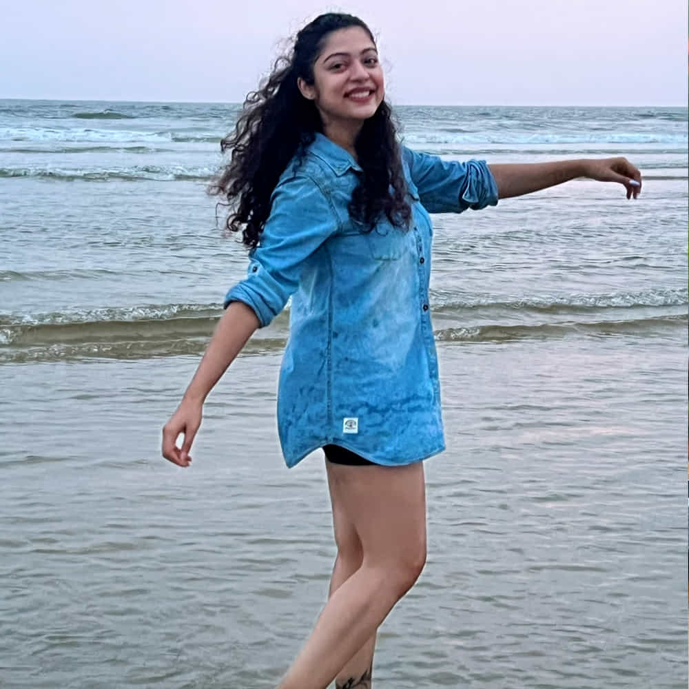 దళపతి విజయ్ విజిల్ సినిమాలో ఫుట్ బాల్ ప్లేయర్ గా కనిపించింది వర్ష. విజిల్ సినిమా తర్వాత హీరోయిన్ గా మారిపోయింది ఈ వయ్యారి.  హీరోయిన్ గా మారిన తర్వాత ఆనంద్ దేవరకొండ హీరోగా నటించిన మిడిల్ క్లాస్ మెలోడిస్ తెలుగు తెరకు పరిచయమైంది.