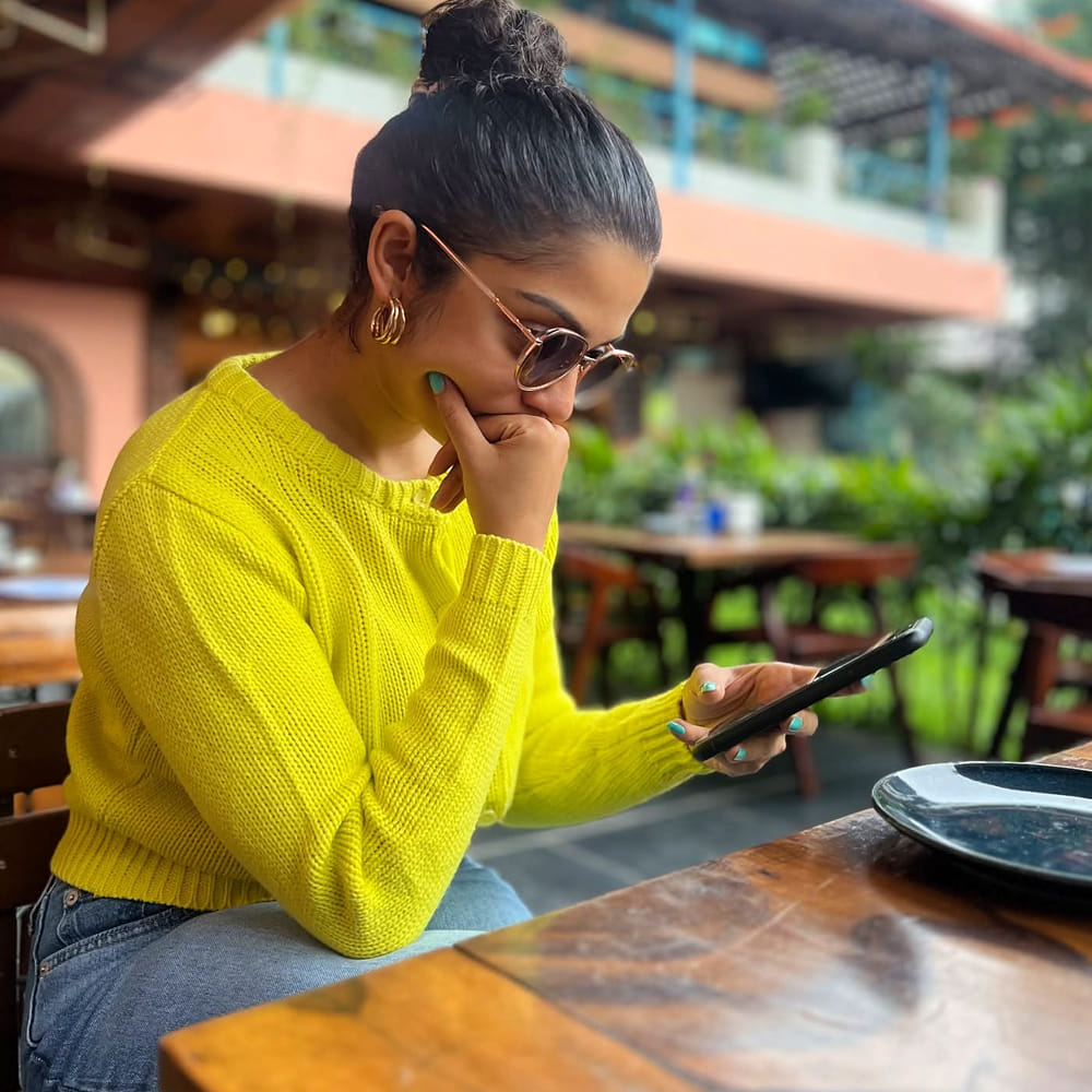 చివరిగా నితిన్ నటించిన తమ్ముడు అనే సినిమా చేసింది. కానీ ఆ సినిమా ఫ్లాప్ అయ్యింది. ఇక ఈ మధ్య గ్లామర్ మీద కూడా ఫోకస్ పెడుతూ అప్పుడప్పుడు ఫొటోస్ తో ఆకట్టుకుంటుంది. సోషల్ మీడియాలో యాక్టివ్ గా ఉంటూ తన బ్యూటీఫుల్ ఫోటోలను అభిమానులతో పంచుకుంటుంది. 