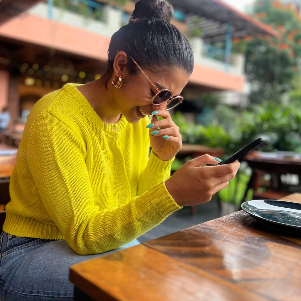 అలాగే తమిళ్ లోనూ సినిమాలు చేస్తుంది ఈ చిన్నది. తెలుగు, తమిళ్ భాషల్లో సినిమాలు చేస్తూ బిజీగా ఉన్న ఈ ముద్దుగుమ్మ ఇప్పుడు సోషల్ మీడియాలో హల్ చల్ చేస్తుంది.  గ్లామరస్ ఫొటోలతో కుర్రకారుకు నిద్రపట్టకుండా చేస్తుంది ఈ వయ్యారి భామ. వర్ష లేటెస్ట్ ఫోటోల పై మీరూ ఓ లుక్కేయండి.