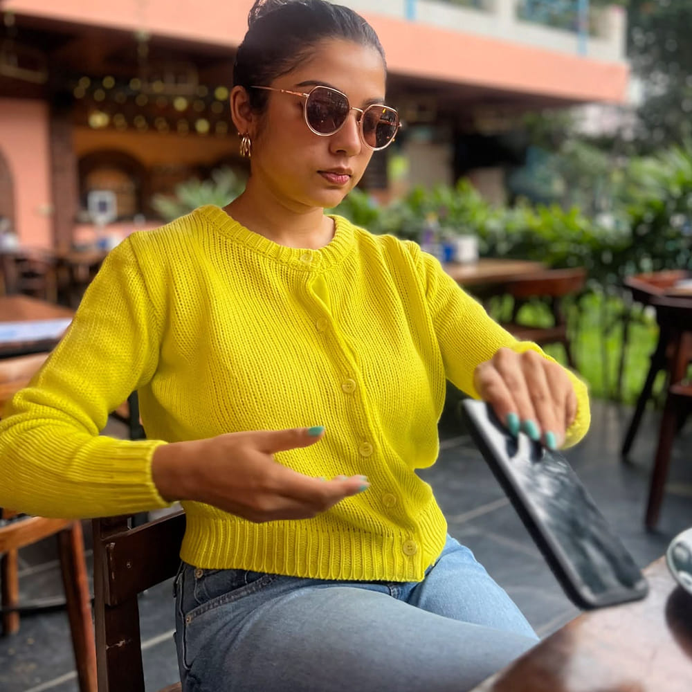 చైల్డ్ ఆర్టిస్ట్‌గా వెండి తెరకు పరిచయమైంది ప్రేక్షకులను మెప్పించింది ముద్దుగుమ్మ వర్ష బొల్లమ్మ. ఆ తర్వాత పలు సినిమాల్లోసైడ్ క్యారెక్టర్స్ చేసింది. విజయ్ సేతుపతి హీరోగా నటించిన 96సినిమాలో  స్టూడెంట్ గా కనిపించింది. ఈ సినిమాతో వర్ష క్రేజ్ పెరిగింది. అలాగే దళపతి విజయ్ నటించిన విజిల్ లోనూ ఆకట్టుకుంది.