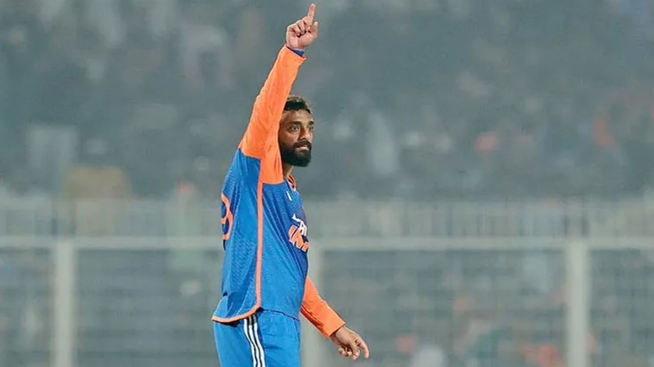 వరుణ్ చక్రవర్తి - భారతదేశం: వరుణ్ చక్రవర్తి భారత జట్టు తరపున టీ20 ప్రపంచ కప్ ఆడాడు. కానీ అతను తొలిసారి ఆసియా కప్‌లో ఆడనున్నాడు. అతను 18 మ్యాచ్‌ల్లో 33 వికెట్లు పడగొట్టాడు. అతను జట్టుకు ప్రధాన స్పిన్నర్. గత సంవత్సరం తిరిగి వచ్చినప్పటి నుంచి ప్రతి బ్యాట్స్‌మన్‌ను ఇబ్బంది పెట్టాడు.